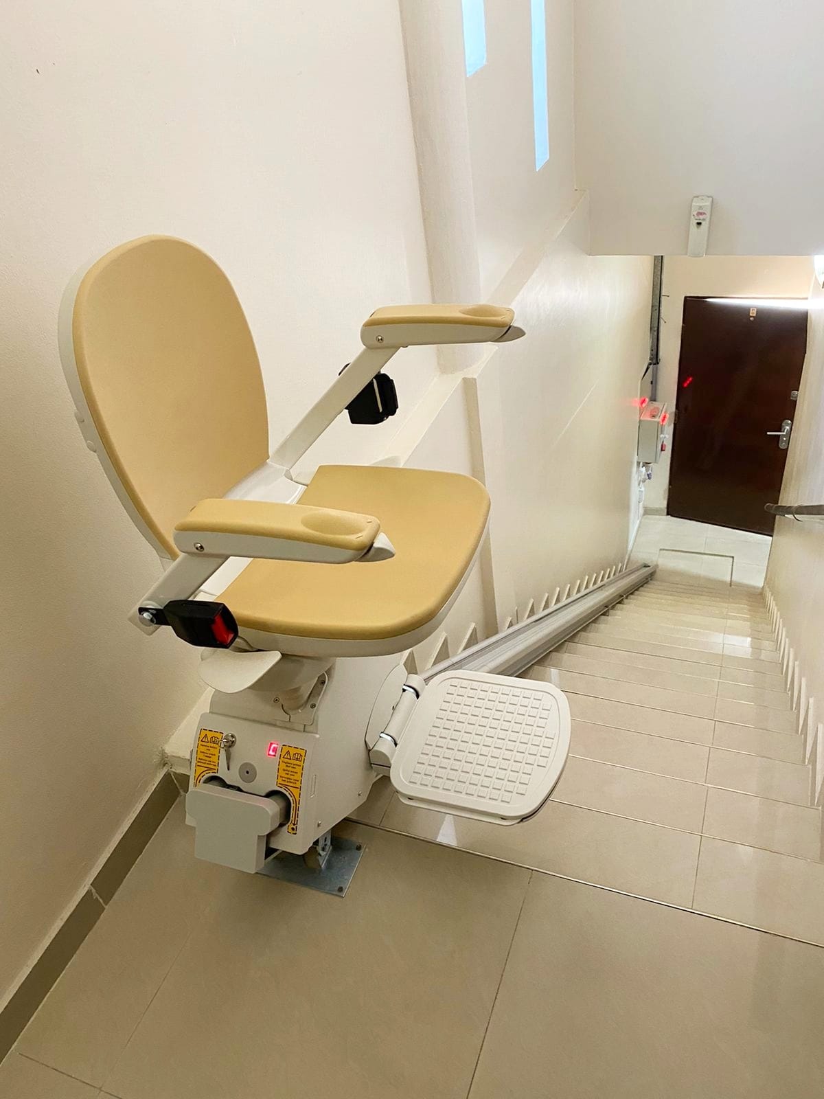 Silla salvaescaleras recta instalada en escalera de madera de una vivienda